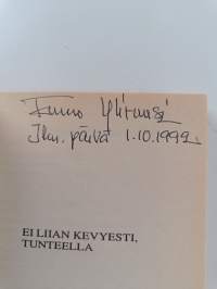 Ei liian kevyesti, tunteella : pieniä kirjoitelmia (signeerattu)