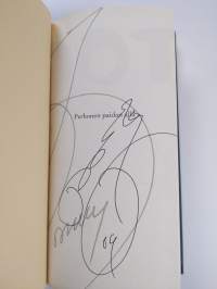 Perhonen paidan alla : kirjoituksia (signeerattu)