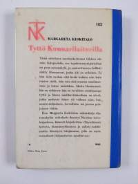 Tyttö Kuunarilaiturilla