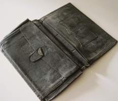 Vanha kulunut  lompakko 10x15 cm  nahkaa