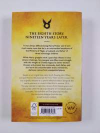 Harry Potter and the cursed child : Parts one and two playscript (ERINOMAINEN)