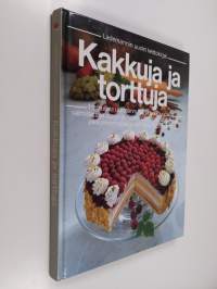 Kakkuja ja torttuja : herkullisia uunipannussa ja kakkuvuoassa valmistettuja marja- ja hedelmäleivonnaisia, maukkaita pikkuleivonnaisia ja meheviä täytekakkuja