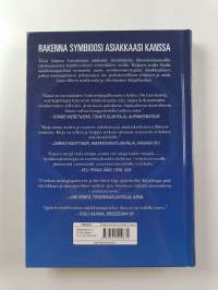 Asiakkaan matkassa : tuotekeskeisyydestä symbioosistrategiaan