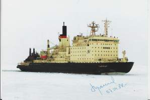 YMJ / Taymyr Ydinkäyttöinen matalakulkuinen  artinen jäänmurtaja 1988 - laivaesite A5 kpko  tekniset tiedot takana