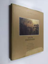 Valoa erämaassa = Light in the wilderness = Licht in der Wildmark = Lumière dans les solitudes = Luz en las soledades = Genya no hika