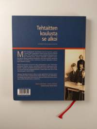 Tehtaitten koulusta se alkoi : kauppaopetusta Malmilla 50 vuotta