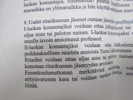 Viheltävän Viisaan Myrkkykäärmeen Salaisten Suosijoiden ritarikunta - 2 kpl ritarimerkkejä nauhoin, Turun Yliopiston Lääketieteen Kandidaattiseura