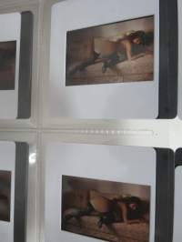 Eroottinen valokuvasarja, 20 diakuvaa, hankittu kansainvälisiltä kuvatoimistoilta käytettäväksi kotimaisten miestenlehtien artikkelien / juttujen kuvituksena