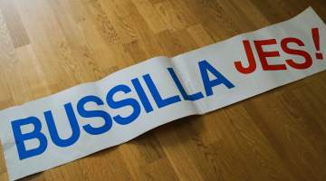 Bussilla jes jättitarra 30xx135 cm  - tarra