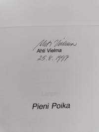 Pieni poika (signeerattu)