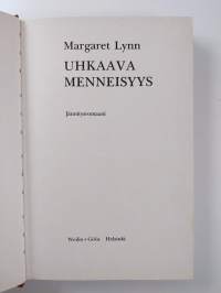 Uhkaava menneisyys : Jännitysromaani