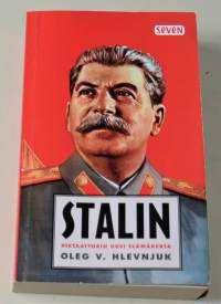 Stalin diktaattorin uusi elämäkerta