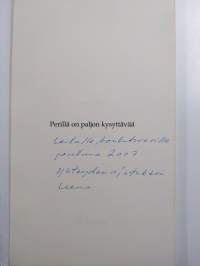 Perillä on paljon kysyttävää (signeerattu, tekijän omiste)