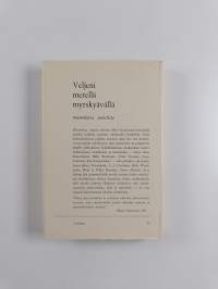 Veljeni merellä myrskyävällä : muotikuvia muistista