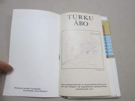 Turku - Åbo matkailukartta 1972, mukana monikielinen selostusosa sekä erillinen kaksipuolinen kartta taskukokoisessa kansiossa, osin hauskoja piirroskuvia