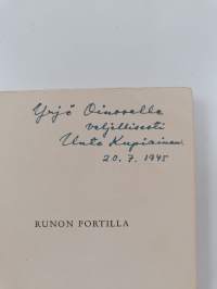 Runon portilla : esseitä ja tutkielmia suomalaisesta kirjallisuudesta sekä estetiikasta (signeerattu, tekijän omiste)