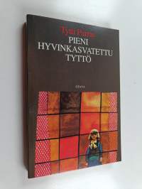 Pieni hyvinkasvatettu tyttö : romaani