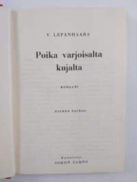 Poika varjoisalta kujalta