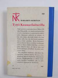 Tyttö Kuunarilaiturilla