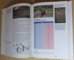 Suomalainen piha ja puutarha, Puutarhan suunnittelu ja rakentaminen, Koristekasvit, Hyötypuutarha