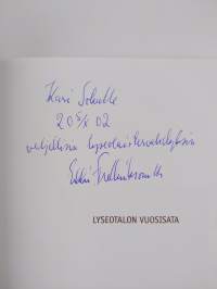 Lyseotalon vuosisata : Jyväskylän lyseon päärakennuksen ja opinkäynnin vaiheita 1900-luvulla (signeerattu, tekijän omiste)