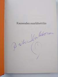 Kauneuden suurlähettiläs : Raili Hulkkonen (signeerattu)