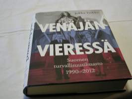 Venäjän vieressä, 2015. Ajankohtainen kirja Suomen turvapoliittisesta haparoinnista kylmän sodan jälkeen. Suomi jättäytyi turvallisuuspoliittisesti haavoittuvaiseksi