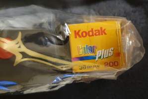 Pingo kamera ja Kodak 200 color plus filmi- käyttämätön alkuperäisessä pakkauksessa.Pituus n. 20 cm, leveys n. 7 cm ja korkeus n. 6,5 cm.