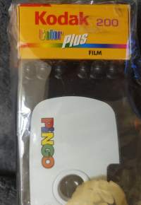 Pingo kamera ja Kodak 200 color plus filmi- käyttämätön alkuperäisessä pakkauksessa.Pituus n. 20 cm, leveys n. 7 cm ja korkeus n. 6,5 cm.