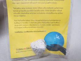 Pala Turun Myllysiltaa, 2010 romahtaneen sillan betonipala alkuperäisellä kulttuurikaupunki 2011 pakkauksessaan
