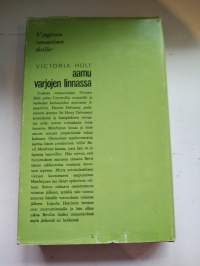 Aamu varjojen linnassa