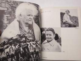 Ireland a terrible beauty -Irlantia esittelevä kuvateos, jossa myös tuodaan esiin historian aiheuttamat jännitteet sekä molemminpuolinen terrrorismi ym.