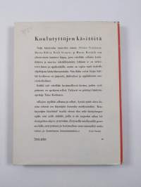 Koulutyttöjen käsitöitä