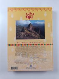 Kultakruunu ja höyhenviitta : inkat ja heidän edeltäjänsä - Perun kolme vuosituhatta = Gold crown and feather mantle : the Incas and their predecessors : three mi...