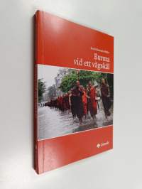 Burma vid ett vägskäl (signeerattu, tekijän omiste)