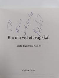 Burma vid ett vägskäl (signeerattu, tekijän omiste)