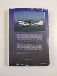 Ensimmäiset 25 vuotta : Jyväskylän laskuvarjokerho 1970-1995 (signeerattu)