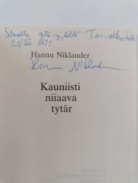 Kauniisti niiaava tytär (signeerattu, tekijän omiste)