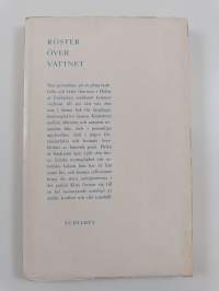 Röster över vattnet