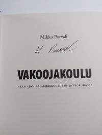 Vakoojakoulu : Päämajan asiamieskoulutus jatkosodassa (signeerattu)