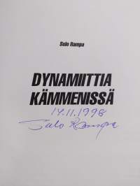 Dynamiittia kämmenissä (signeerattu)