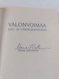 Valonvoimaa : kivi- ja väriterapiaopas (signeerattu)