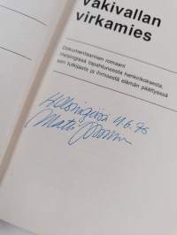 Väkivallan virkamies : dokumentaarinen romaani Helsingissä tapahtuneesta henkirikoksesta, sen tutkijasta ja ihmisestä elämän päättyessä (signeerattu)