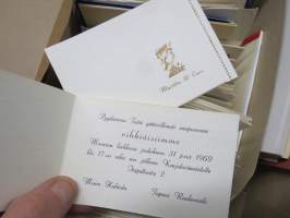 Erä suomalaisia kutsukortteja 1970-80 luvuilta, kirjapainon arkistosta, noin 30 cm pino