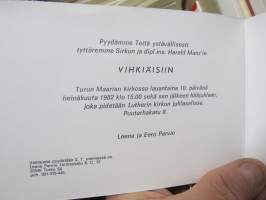Erä suomalaisia kutsukortteja 1970-80 luvuilta, kirjapainon arkistosta, noin 30 cm pino