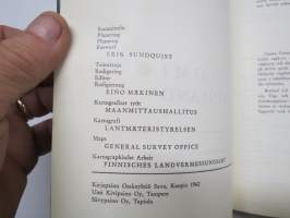 Matkailukirjan tiekartta Suomi / Finland - Vägkarta till resehandboken, Suomen Kumitehdas Oy julkaisu, Henrik Tikkanen kaupunkikuvituksia karttalehdillä