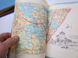 Matkailukirjan tiekartta Suomi / Finland - Vägkarta till resehandboken, Suomen Kumitehdas Oy julkaisu, Henrik Tikkanen kaupunkikuvituksia karttalehdillä