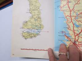 Matkailukirjan tiekartta Suomi / Finland - Vägkarta till resehandboken, Suomen Kumitehdas Oy julkaisu, Henrik Tikkanen kaupunkikuvituksia karttalehdillä