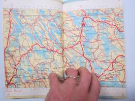 Matkailukirjan tiekartta Suomi / Finland - Vägkarta till resehandboken, Suomen Kumitehdas Oy julkaisu, Henrik Tikkanen kaupunkikuvituksia karttalehdillä