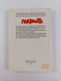 Itä on punainen : pakinoita